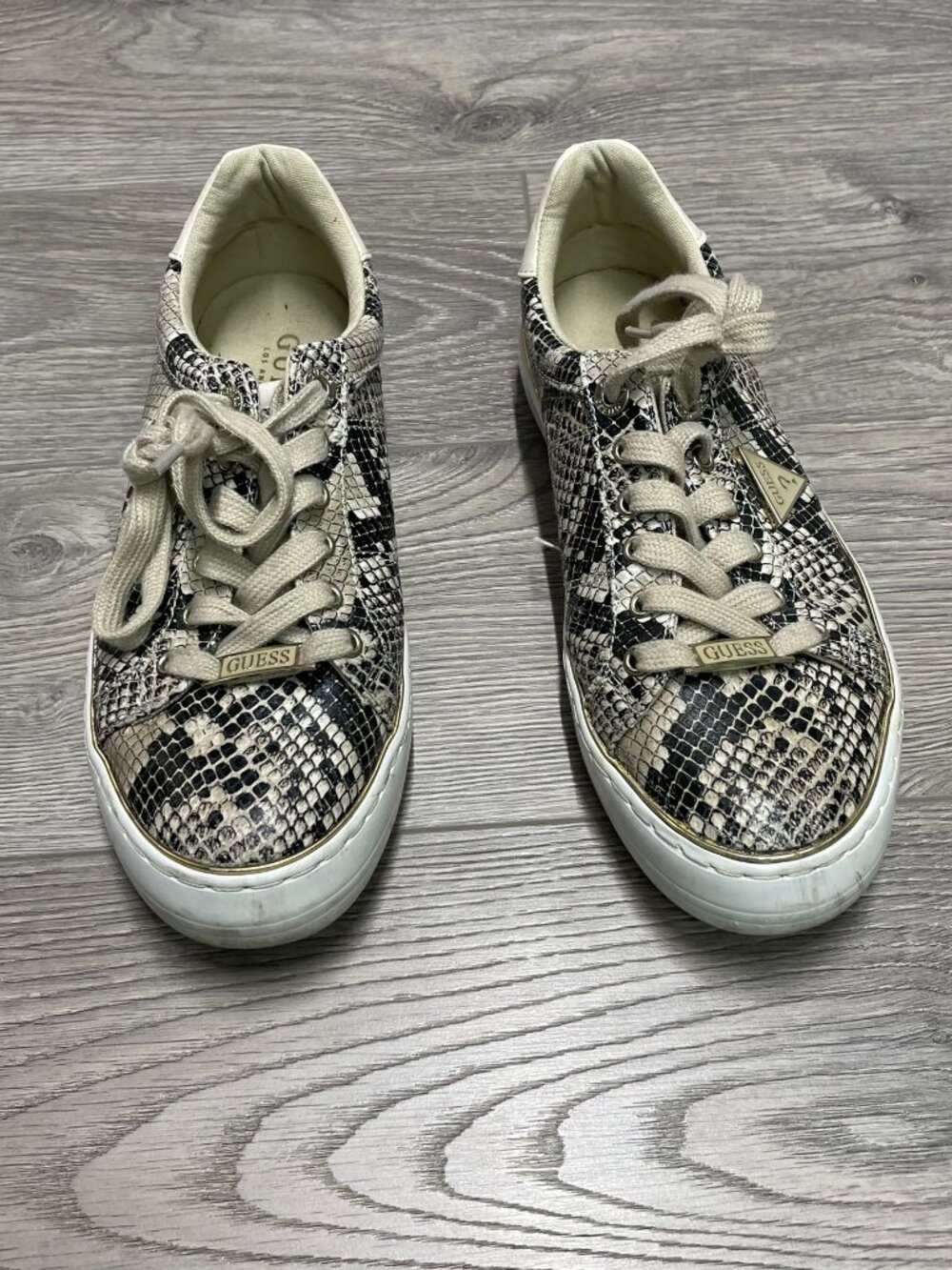 GUESS Women's Snakeskin Print Low Top Sneakers‎ Size 8 Gold Charm Lace Up Shoes